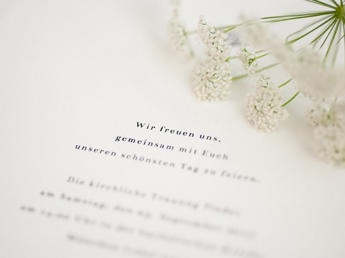 Feiern Sie die Magie der Liebe. Elegante Einladungskarten zur Hochzeit auf handgeschöpftem Büttenpapier, veredelt mit matt-goldenem Herz und personalisiert für Ihren besonderen Tag.