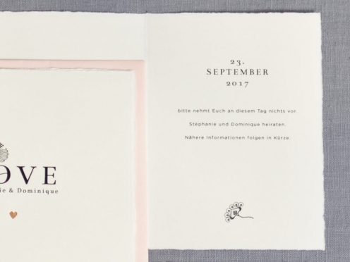 Save-the-Date Karten mit stilisierter Pusteblume gedruckt auf Büttenpapier mit goldenem Herz.