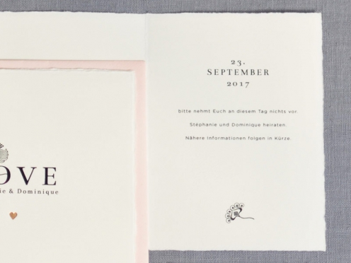 Die Pusteblumen-Papeterie von Carte Royale steht für unendliche Liebe und Eleganz, mit handgefertigten Save-the-Date Karten aus feinstem Büttenpapier und goldener Prägung.