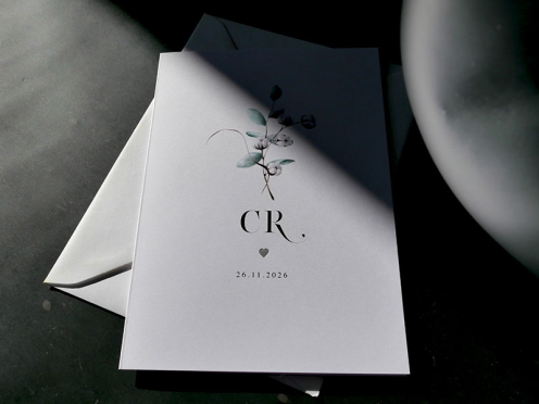 Hochzeitseinladung edel fotografiert mit Briefumschlag mit Anschnitt, Eukalyptus-Aquarell mit Initialen, geprägtem silbernen Herz und Hochzeitsdatum
