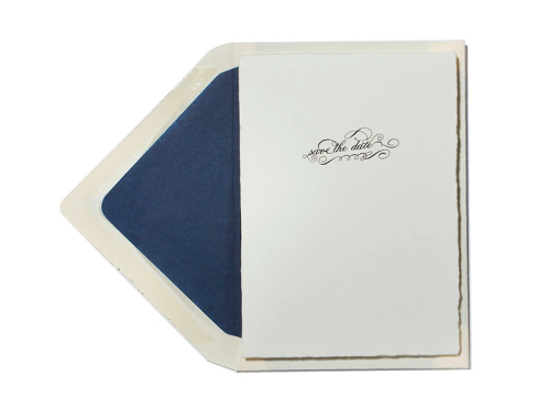 Die klassische Ankündigungskarte zur Hochzeit besticht durch ihre kalligrafische Schrift und schlichte Eleganz, gedruckt auf Büttenpapier inklusive Briefumschlag.