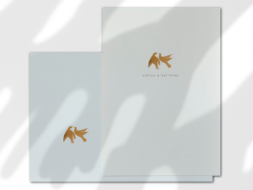 Luxuriöse 8-seitige Hochzeitseinladung mit goldenen Tauben und viel Platz für Programmpunkte und Hochzeitsdetails. Ab 20 Hochzeitseinladungskarten.