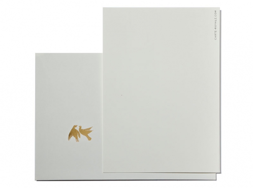 Elegante Einladungskarten mit goldgeprägten Tauben auf Feinstpapier, personalisierbar inklusive geprägtem Umschlag.