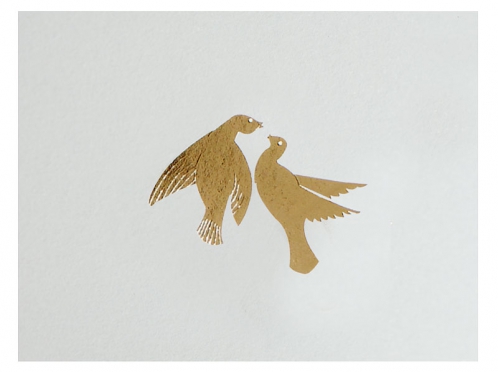 Einladungskarten mit gold geprägten Tauben als Symbol der ewigen Liebe.