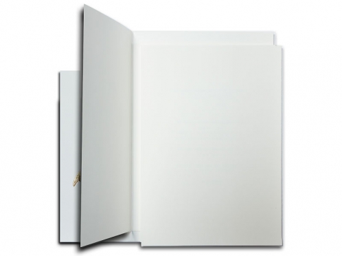 Elegante Einladungskarten mit goldgeprägten Tauben auf Feinstpapier, personalisierbar inklusive geprägtem Umschlag.