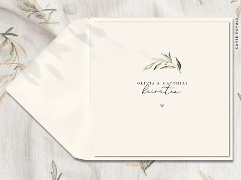 Hochzeitseinladungskarten im Greenery-Look mit Olivenzweig in sanften Grüntönen und schlichter Typografie mit Blindprägung – personalisier ab 20 Einladungen.