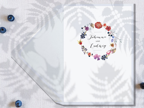 Fröhliche Hochzeitseinladungskarten mit einem bunten Aquarell-Blumenkranz, in dem Ihre Namen in kalligrafischer Schrift eingefügt sind. Inklusive Briefumschlag.