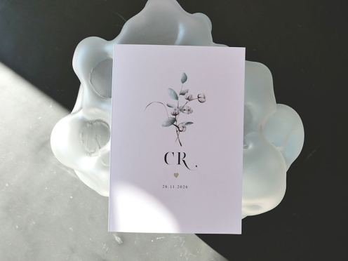 Eine exklusive Hochzeitseinladung mit zarten Aquarellillustrationen, silbergeprägtem Herz und edlem GMUND-Feinpapier für eine stilvolle Hochzeitsankündigung.