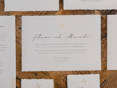 Büttenpapier Hochzeitseinladung mit goldenen Blättern. Inklusive Briefumschlag mit weißem Seidenpapier gefüttert.