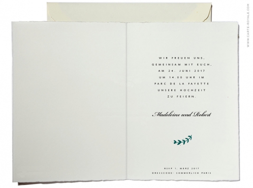 Schlichte, hochwertige Hochzeitseinladung mit Blindprägung, gedruckt auf Büttenpapier, eleganter Typografie und Umschlag mit grünem Seidenpapier.
