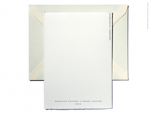 Schlichte, hochwertige Hochzeitseinladung mit Blindprägung, gedruckt auf Büttenpapier, eleganter Typografie und Umschlag mit grünem Seidenpapier.
