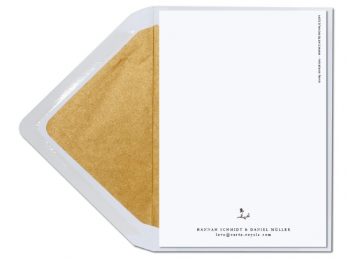 Ein tuschegemalter Blütenkranz in Schwarz-Weiß, reduziert und feierlich, gedruckt auf Feinstpapier mit goldgefüttertem Umschlag – ein Design mit zeitloser Eleganz.