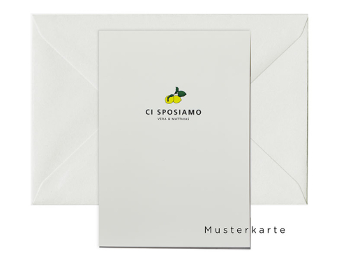 Überzeugen Sie sich von der Qualität der Lemon Papeterie mit einer Musterkarte Ihrer Einladung. Zarte, illustrierte Zitronen auf cremefarbenem Feinpapier und das moderne, schlichte Design vermitteln bereits beim ersten Anfassen den unbeschwerten, sonnigen Charme Ihrer Hochzeitskarten.