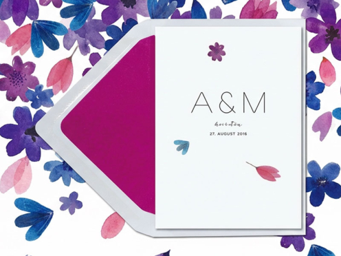 Einladung zur Hochzeit mit bunten Aquarellblüten gedruckt auf Feinstpapier. Briefumschlag mit Innenfutter in pink.