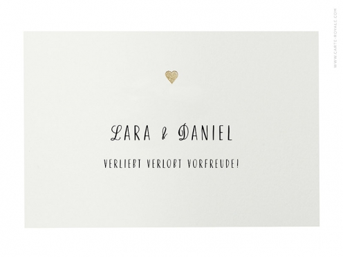 Schlicht gestaltete Hochzeitseinladungen mit goldenem Herz, gedruckt auf Büttenpapier.
