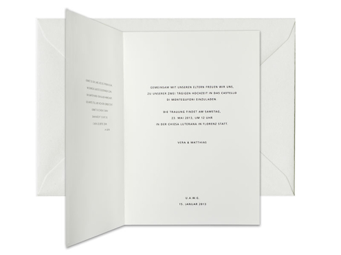 Diese Einladungen mit feinen Zitronenillustrationen verbinden klares Design mit sommerlicher Leichtigkeit und versprühen mediterranen Flair mit klarer Typografie. Der Auftakt einer modernen Hochzeitspapeterie.
