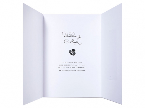 Einladungskarten mit kalligrafischer Schrift und dezenten Blumen.