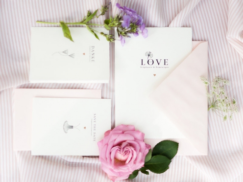Die Pusteblumen-Papeterie von Carte Royale steht für unendliche Liebe und Eleganz, mit handgefertigten Save-the-Date Karten aus feinstem Büttenpapier und goldener Prägung.
