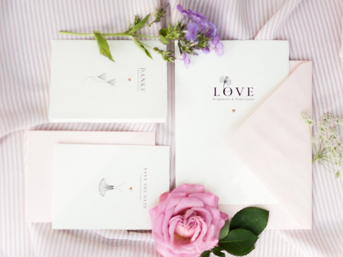 Eine liebevolle Danksagung nach der Hochzeit ist die perfekte Geste, um sich bei den Gästen für ihre Unterstützung und Anwesenheit zu bedanken. Karte und Umschlag sind mit einem goldenem Herzen veredelt.