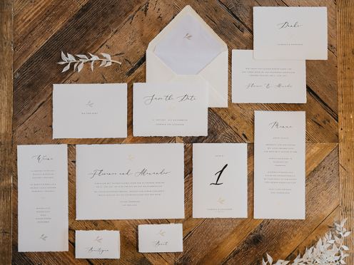 Büttenpapier Hochzeitseinladung mit goldenen Blättern. Inklusive Briefumschlag mit weißem Seidenpapier gefüttert.