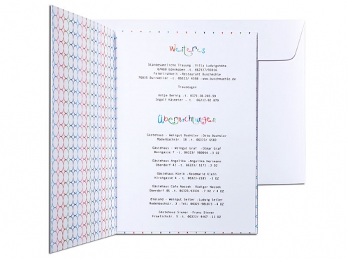 In farbenfrohem Design und gedruckt auf edlem Feinstpapier informiert das beigelegte Hochzeitsprogramm Ihre Gäste über alle wichtigen Details und Zeiten zur Hochzeit und Taufe.