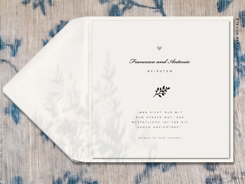 Quadratische Hochzeiteinlandungskarten mit illustriertem Olivenzweig und geprägtem Herz - perfekt für eine Hochzeit im Süden. Personalisierbar ab 20 Einladungen.