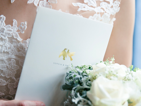 Luxuriöse 8-seitige Hochzeitseinladung mit goldenen Tauben und viel Platz für Programmpunkte und Hochzeitsdetails. Ab 20 Hochzeitseinladungskarten.