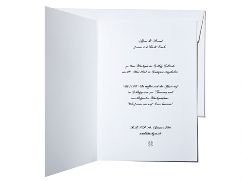 Einladungskarte mit Matroschka Brautpaar und rot geprägtem Herz.