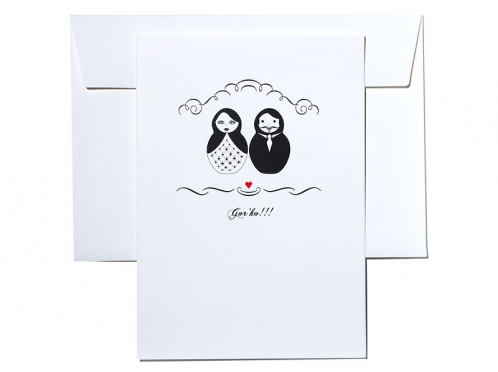 Einladungskarte mit Matroschka Brautpaar und rot geprägtem Herz.
