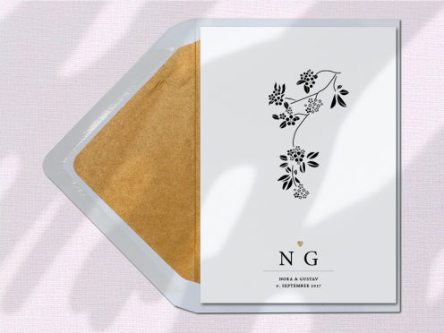 Moderne Einladung zur Hochzeit im C6-Format mit elegant illustriertem Holunderblütenzweig, matt-goldenem Herz und passendem Briefumschlag mit goldenem Futter.