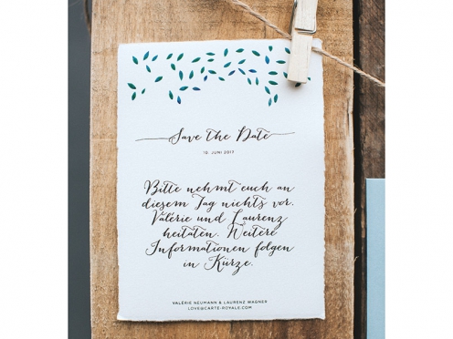 Natural Wedding Save the Date Karte mit Blättern in Aquarellfarben und kalligrafischer Schrift.
