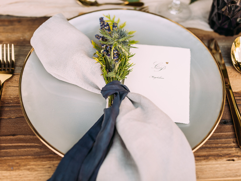 Vielseitigen Tisch- & Menükarten als elegante Klappkarten mit edler Goldprägung, kalligrafischer Schrift und echtem Büttenpapier. Ab einer Bestellmenge von 20 Karten individuell personalisierbar.