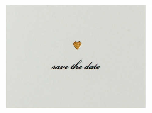 Save-the-Date Karten auf feinstem Büttenpapier mit blau gefüttertem Briefumschlag und zwei kunstvoll mattgoldenen Herz-Prägungen, ab 20 Stück personalisierbar.