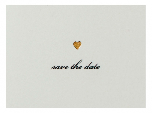 Din A6 Save-the-Date Karten gedruckt auf Büttenpapier mit zwei goldenen Herz-Prägungen.