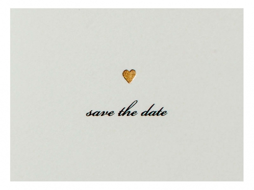 Save-the-Date Hochzeitskarten gedruckt auf Büttenpapier mit 2 gold geprägten Herzen.