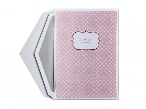 Save-the-Daten Karten Hochzeit mit rotem Muster & silber gefüttertem Kuvert.