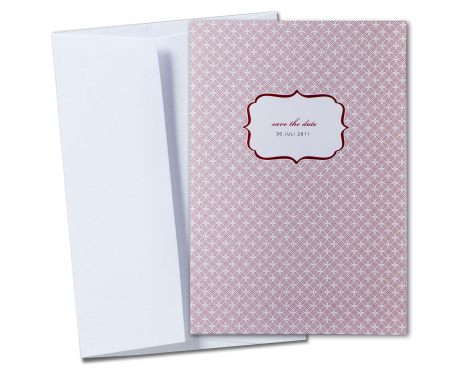 Mit rotem Muster, elegantem Schriftbild und hochwertiger Haptik macht die Save-the-Date Karte Ihre Vorfreude auf den großen Tag sichtbar und unvergesslich.