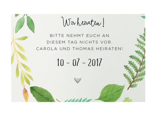 Save-the-Date Karten mit grünem Blätterkranz und kleiner Herz-Prägung.