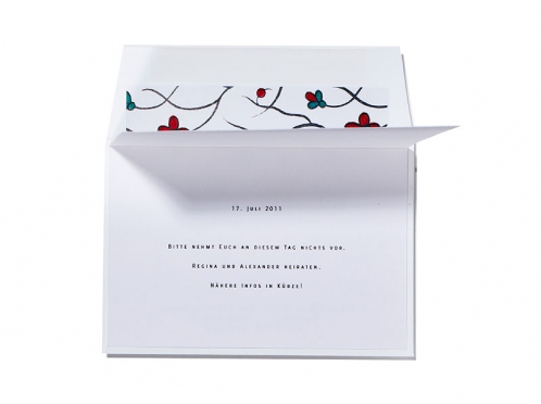 Save-the-Date Karten im kleinem Format mit blumig gefüttertem Umschlag.