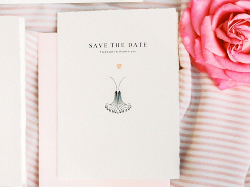 Die Pusteblumen-Papeterie von Carte Royale steht für unendliche Liebe und Eleganz, mit handgefertigten Save-the-Date Karten aus feinstem Büttenpapier und goldener Prägung.