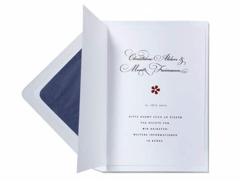 Save-the-Date Karten zur Hochzeit mit kleinem Ornament, Blumen und Kalligrafie.