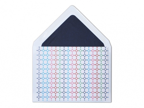 Die Save-the-Date-Karte besticht durch ein modernes, verspieltes Design mit farbenfrohen, geometrischen Kreisen und einem schlichten, hervorgehobenen Textfeld in der Mitte.