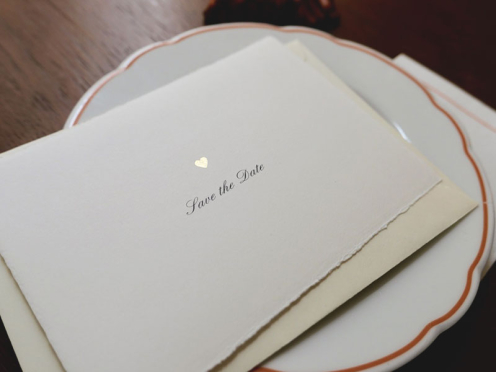 Schlichte Save-the-Date Karten aus Büttenpapier mit feiner Herzprägung – individuell gestaltet und von Hand im Atelier Carte Royale gefertigt.