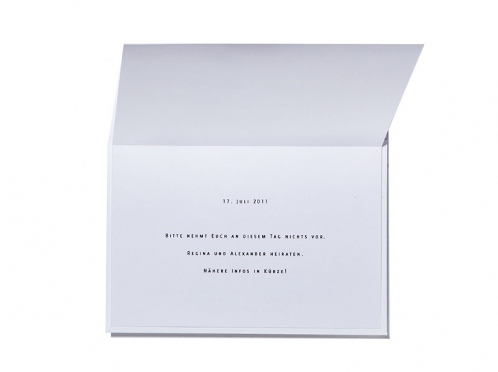 Save-the-Date Karten im kleinem Format mit blumig gefüttertem Umschlag.