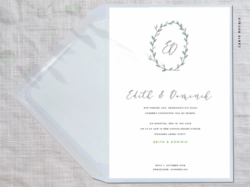 Romantische Hochzeitseinladung mit grünem Kranz und Initialen, gedruckt auf samtigem Feinpapier, inkl. edlem Umschlag mit weißem Seidenfutter.