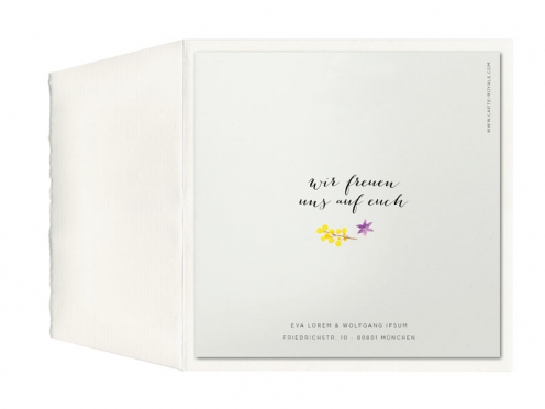 Grafisch-verspielte Einladung zur Sonnenhochzeit: Ein farbenprächtiger Blumenkranz symbolisiert Licht, Sonne und 39 Jahre Liebe – festlich und heiter.