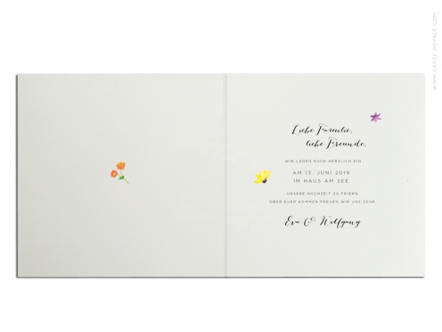 Quadratische Einladungskarten in Aquarellfarben gemalter Blumenkranz gedruckt auf Büttenpapier.
