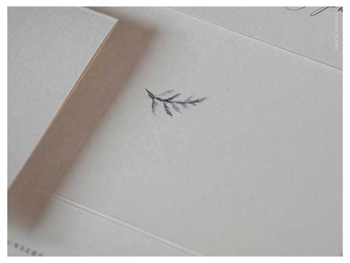 Erleben Sie elegante Einladungen zur Hochzeit mit Ihrem individuellen Monogramm in Goldprägung auf edlem grauem Papier. Der Briefumschlag, verziert mit einem goldenen Herz, ergänzt den exklusiven Look perfekt.
