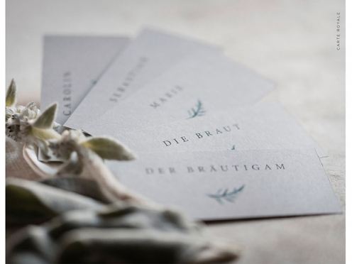 Unsere personalisierten Tischkarten werden auf hochwertigem grauem GMUND-Papier gedruckt und zeigen einen zarten, in Aquarell gezeichneten Zweig. Sie harmonieren perfekt mit der Menükarte.