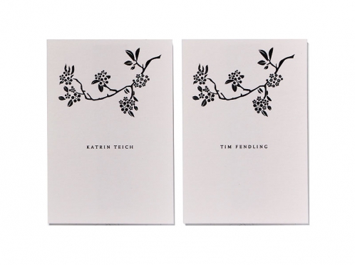 Tischkarten mit Blütenzweigen bedruckt mit dem Namen Ihrer Gäste.
